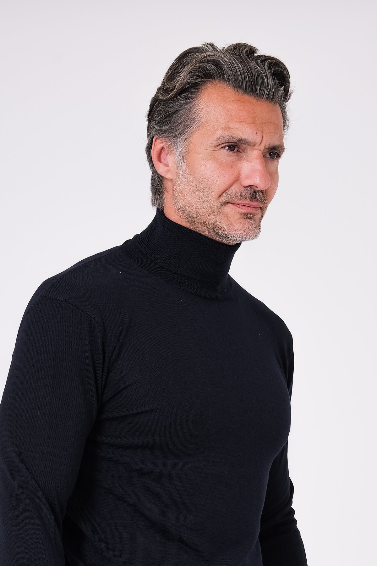 Dolcevita in lana merinos blu navy indossato, vista frontale ravvicinata