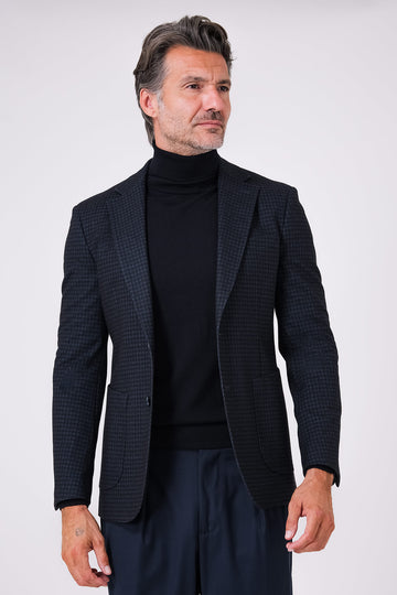 Giacca monopetto blu con micro motivo geometrico e tasche a toppa indossata, vista frontale