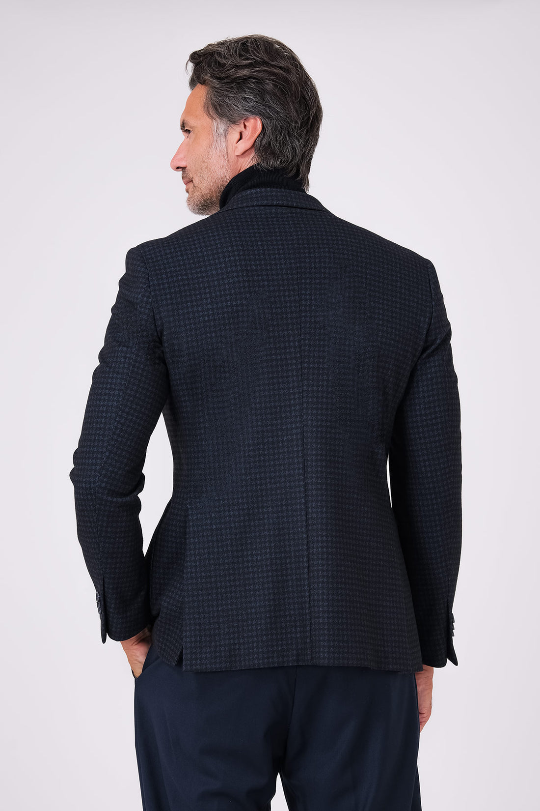Giacca monopetto blu con micro motivo geometrico e tasche a toppa indossata, vista frontale