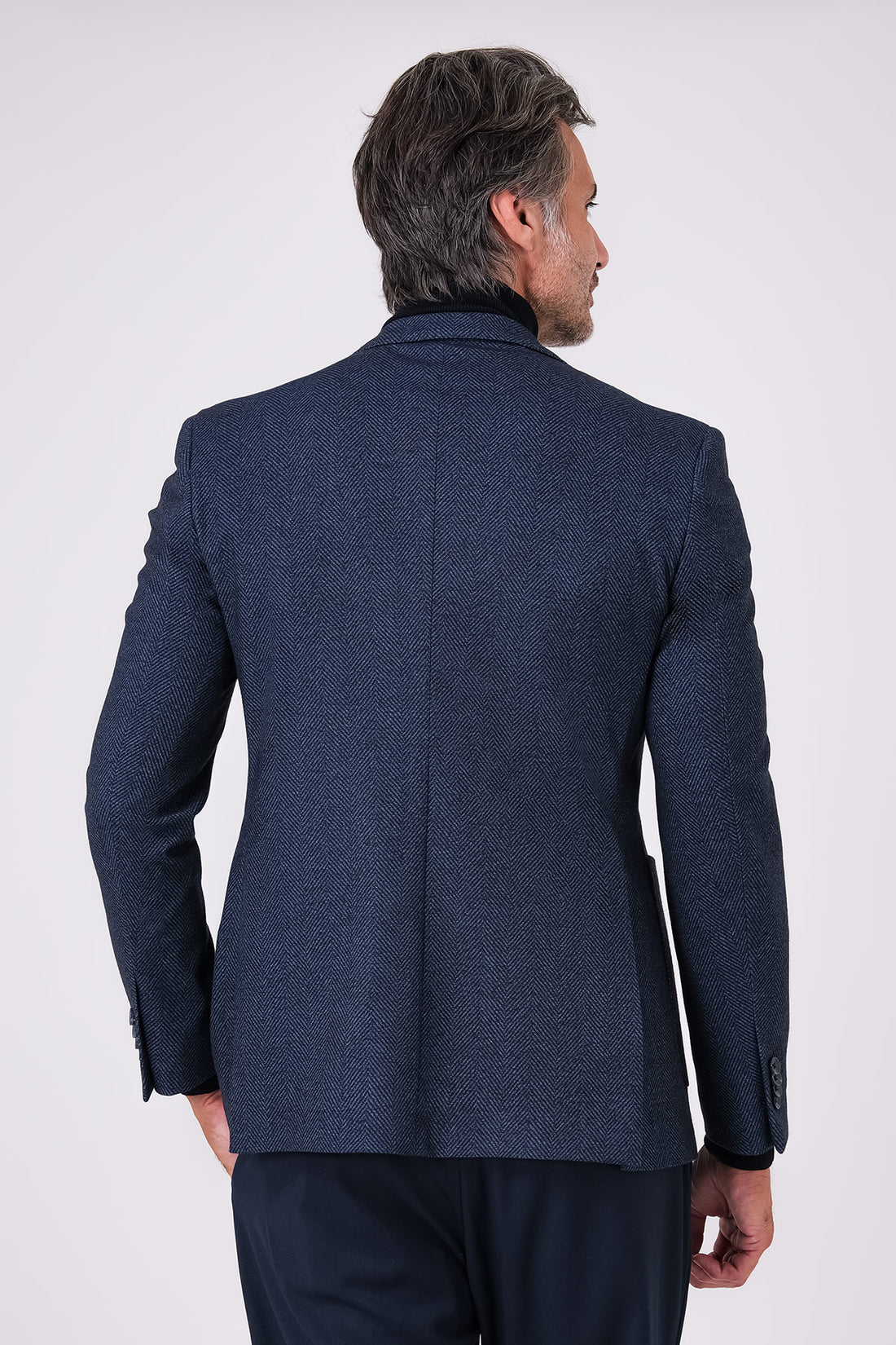 Vista frontale della giacca blu con tasche a toppa indossata