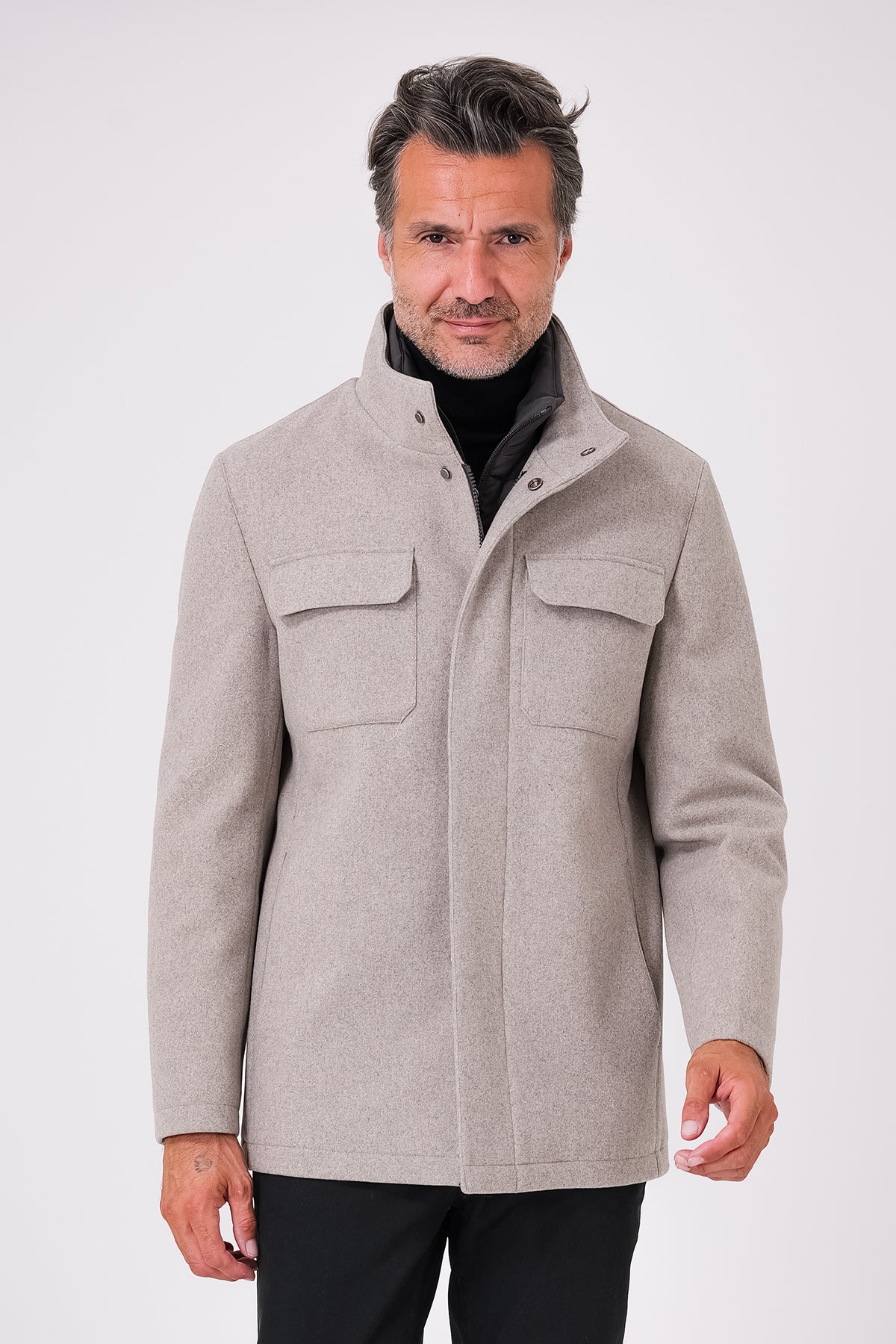 Giaccone beige in lana con pettorina interna e tasche con patta sul petto, indossato, vista frontale