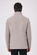 Vista posteriore del giaccone in lana beige indossato