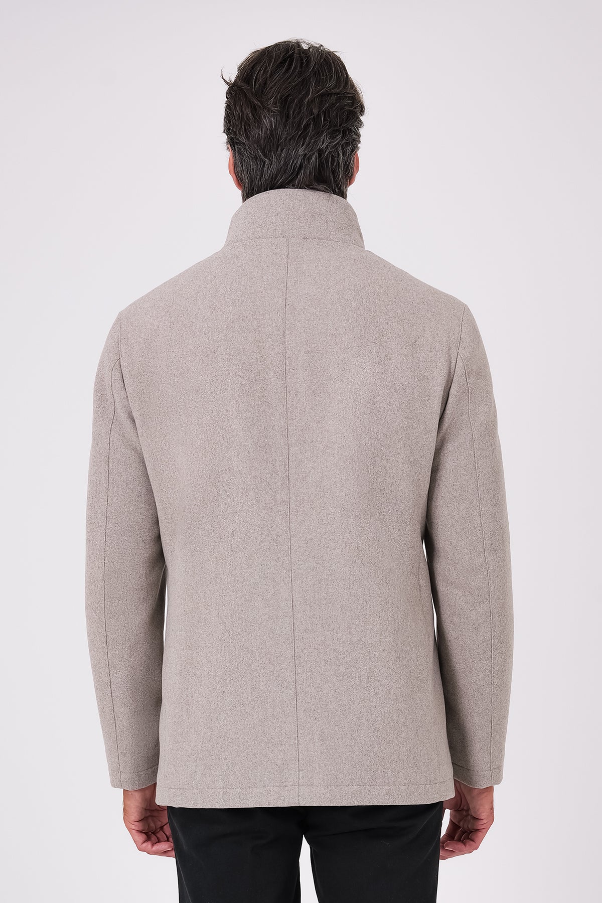Vista posteriore del giaccone in lana beige indossato