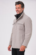 Giaccone in lana beige indossato, vista laterale con tasche con pattina e pettorina interna
