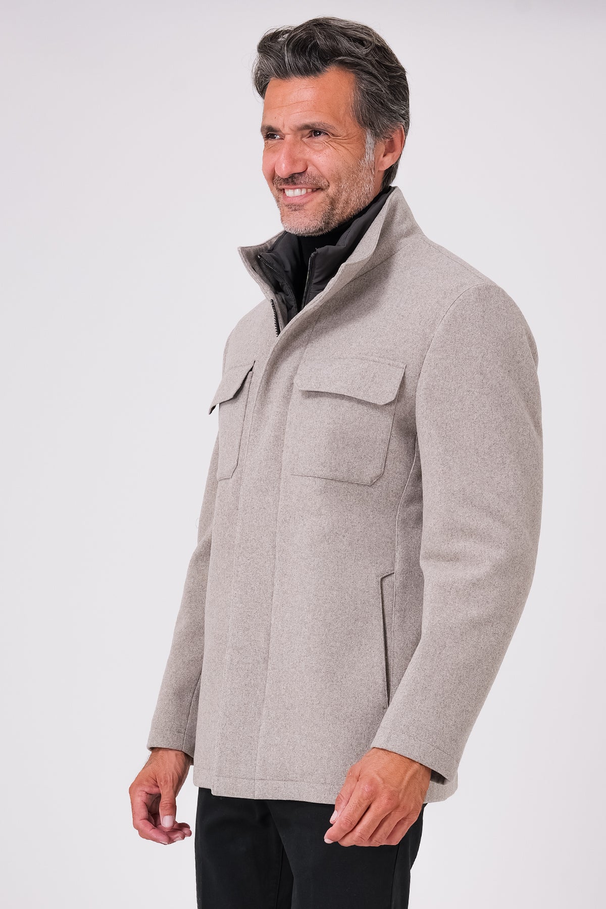 Giaccone in lana beige indossato, vista laterale con tasche con pattina e pettorina interna