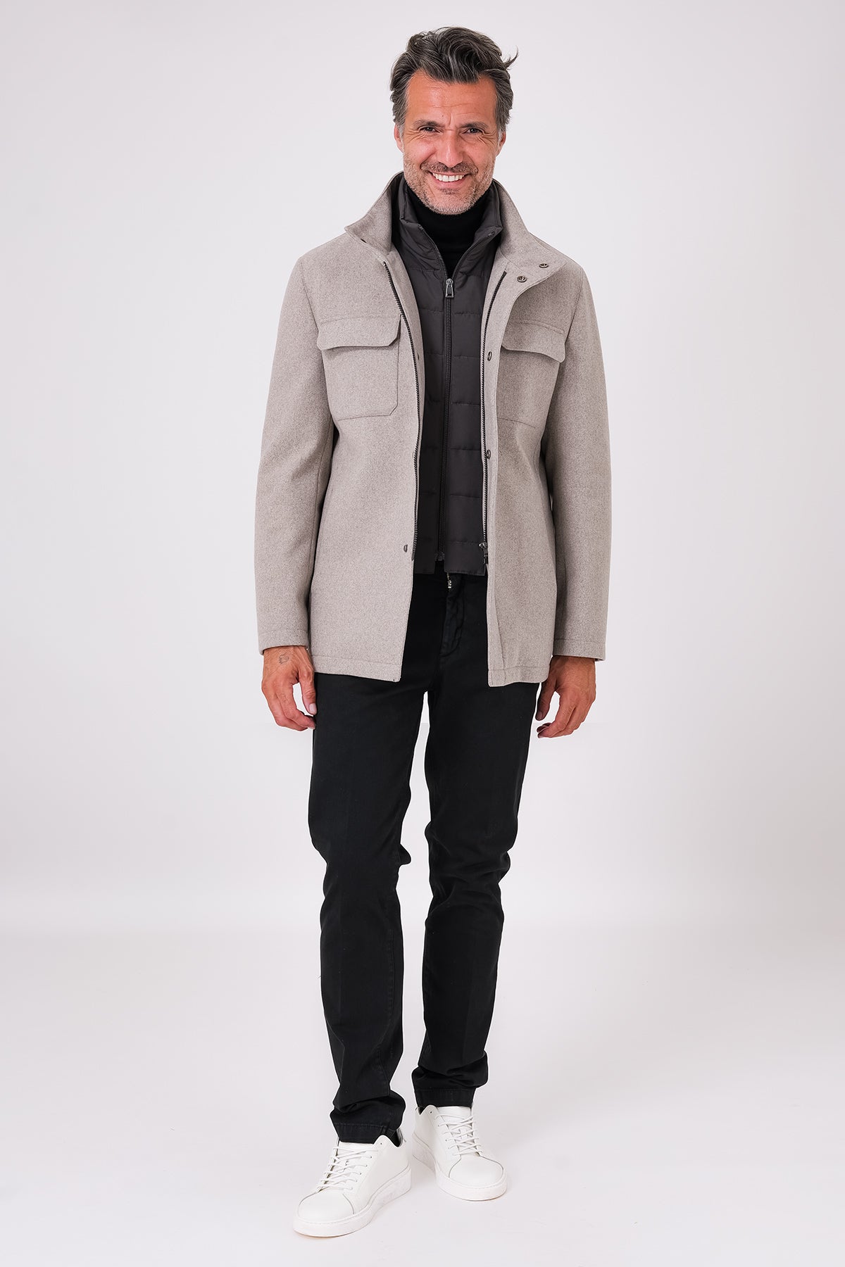 Giaccone in lana beige con pettorina tecnica indossato, vista frontale