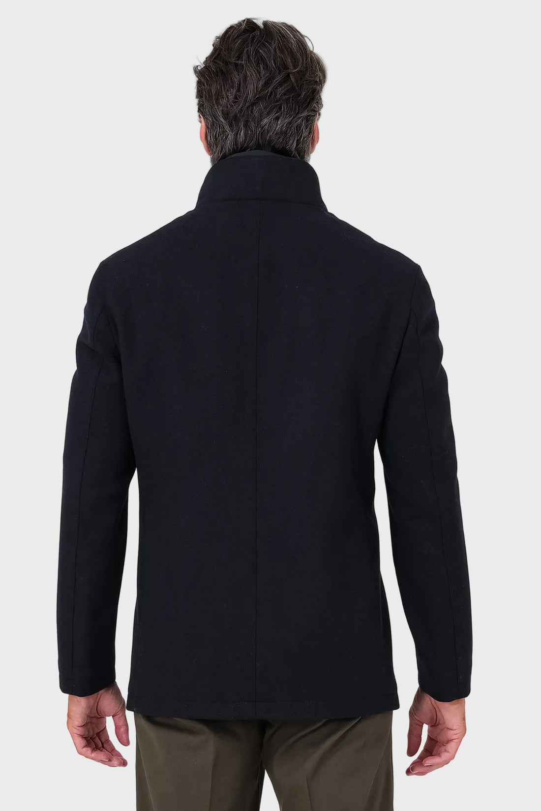 Vista frontale di un giaccone blu navy indossato, con collo alto e tasche con patta sul petto