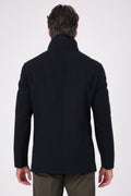 Vista posteriore del giaccone in lana blu navy indossato