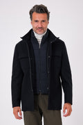 Vista frontale del giaccone blu navy indossato, con pettorina tecnica trapuntata e collo rialzato