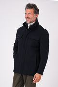 Giaccone in lana blu navy con pettorina tecnica indossato, vista frontale