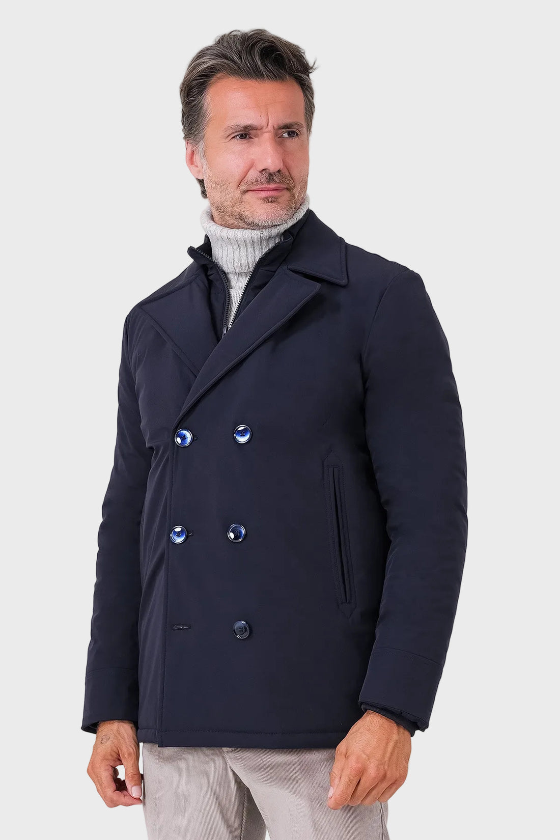 Giaccone lupo di mare blu navy indossato, vista frontale con allacciatura a doppio petto e pettorina interna