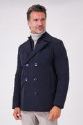 Giaccone lupo di mare blu navy indossato, vista frontale con allacciatura a doppio petto e pettorina interna