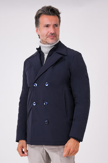 Giaccone lupo di mare blu navy indossato, vista frontale con allacciatura a doppio petto e pettorina interna