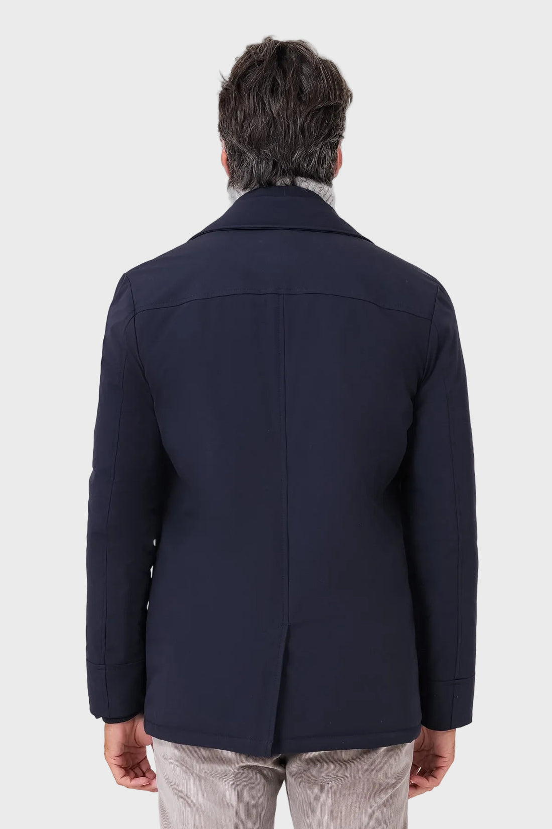 Giaccone lupo di mare blu navy indossato, vista frontale con allacciatura a doppio petto e pettorina interna