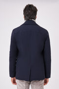 Vista posteriore del giaccone lupo di mare blu navy indossato
