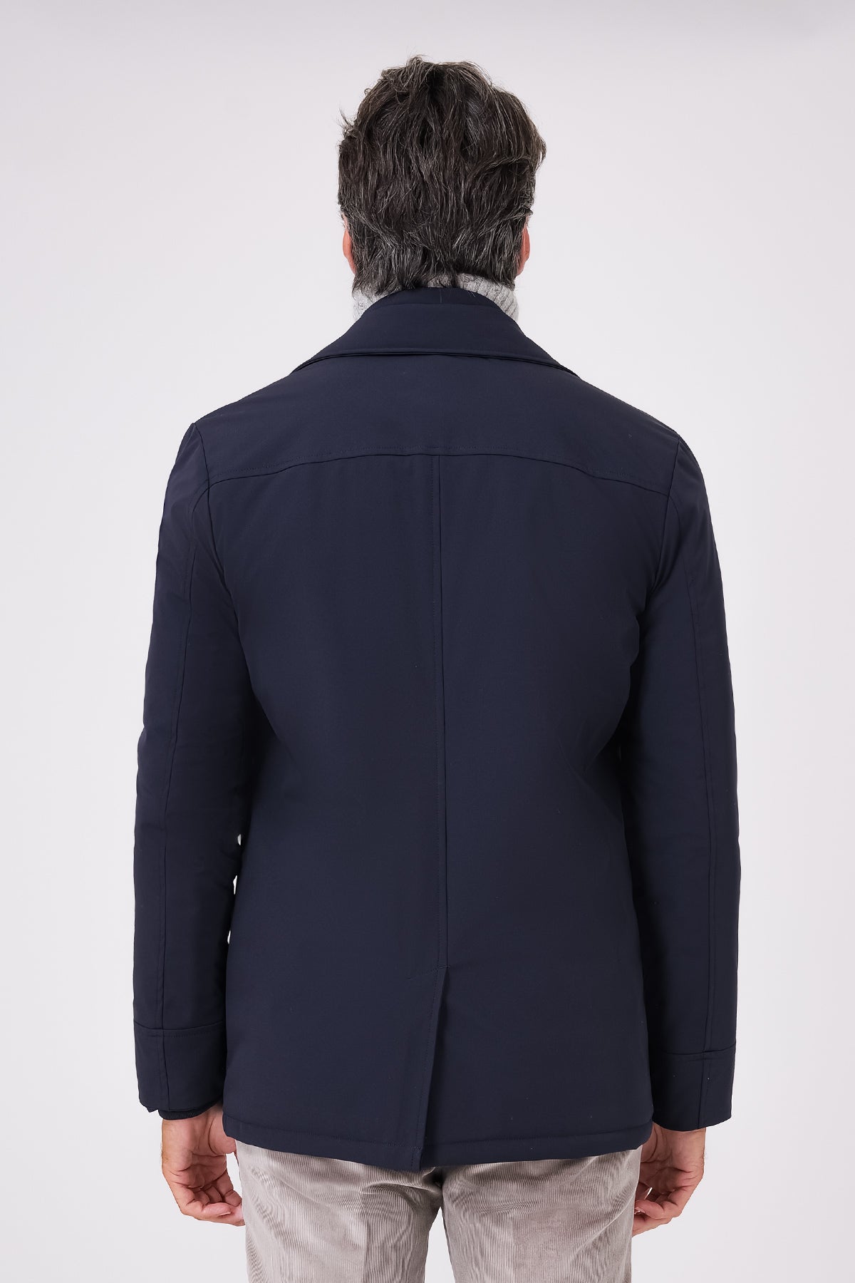 Vista posteriore del giaccone lupo di mare blu navy indossato