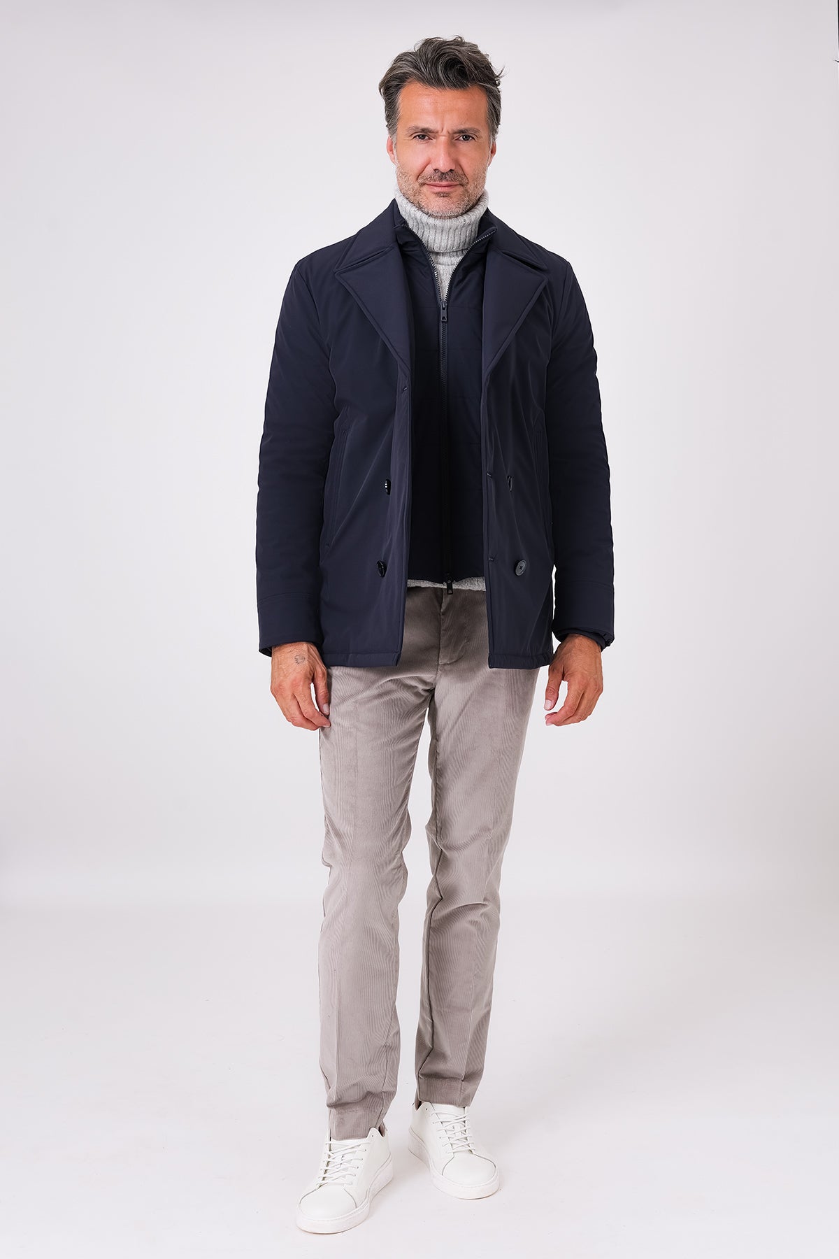 Giaccone lupo di mare blu navy in tessuto tecnico indossato, vista frontale
