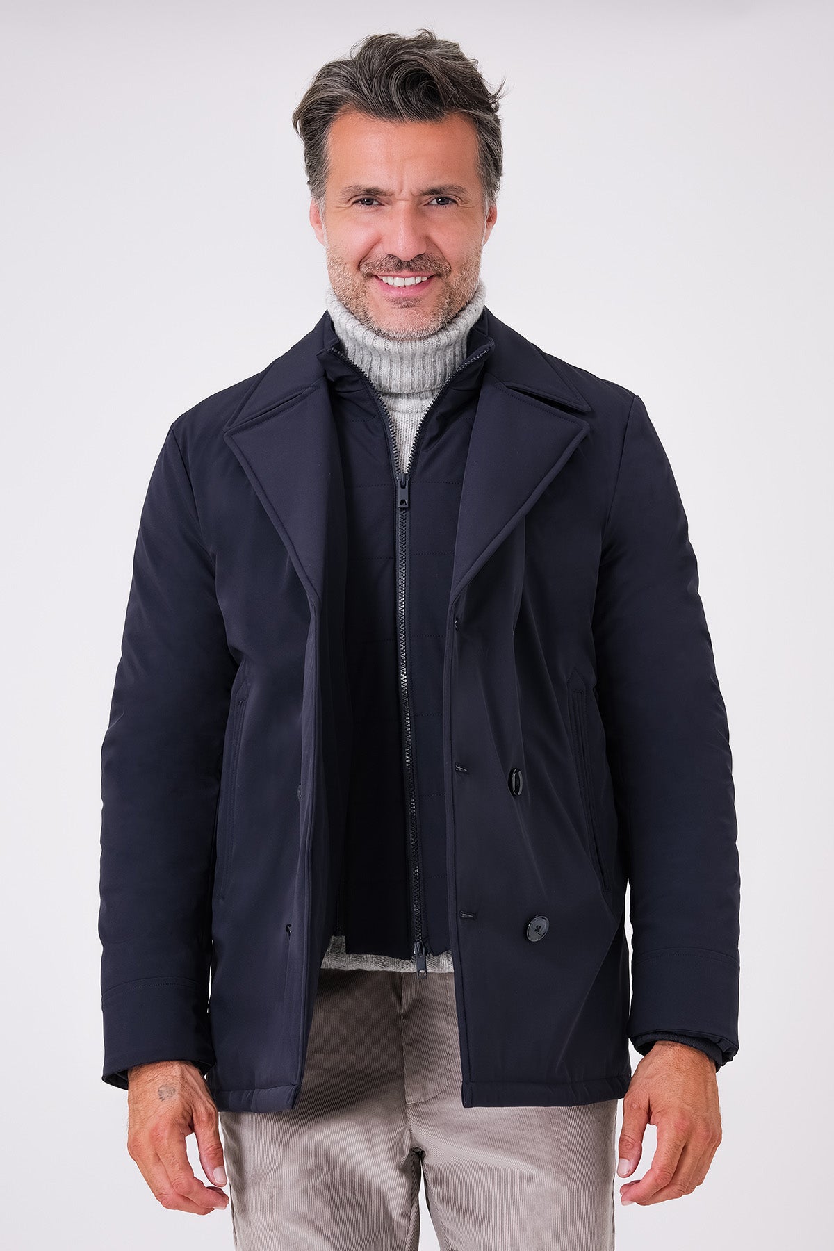 Giaccone lupo di mare blu navy indossato con pettorina interna zippata e ampi rever, vista frontale