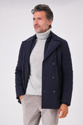 Giaccone lupo di mare blu navy indossato con pettorina interna, vista frontale