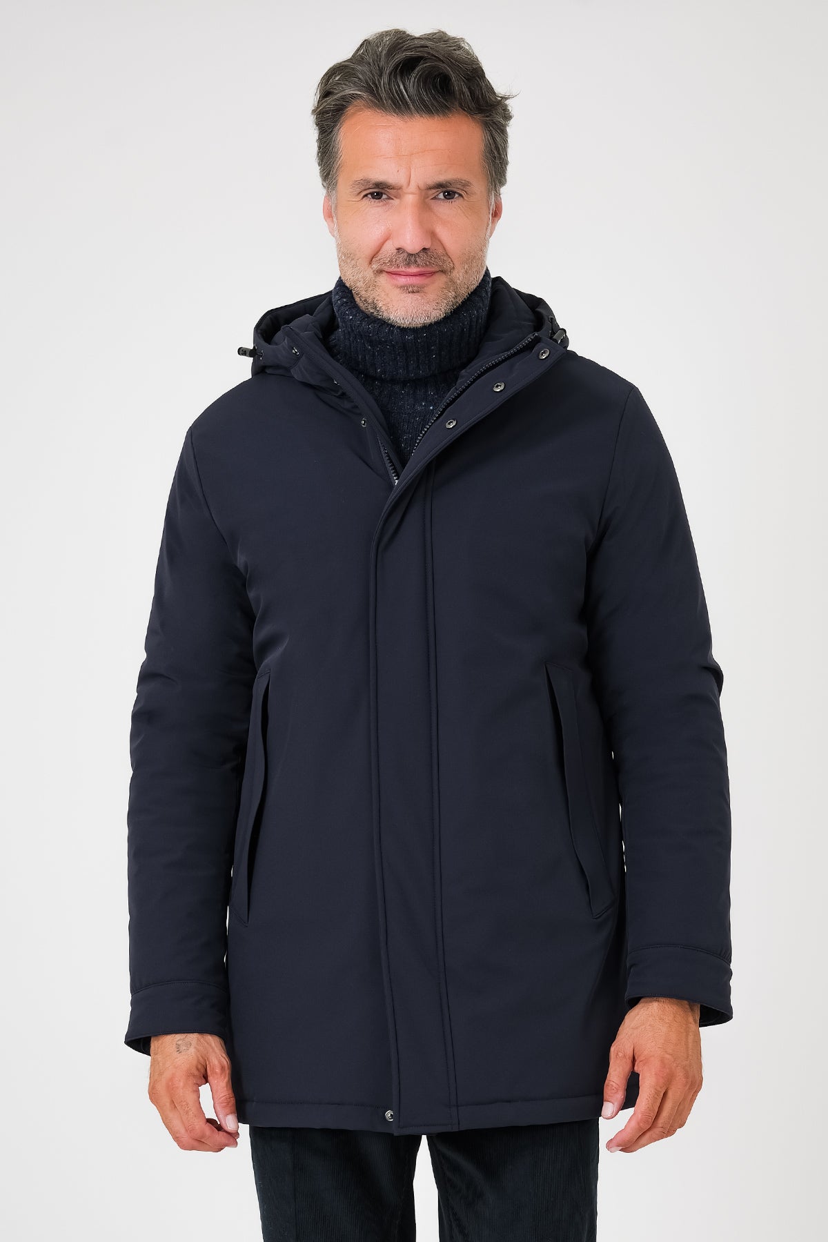 Giaccone tecnico blu navy con cappuccio indossato, vista frontale