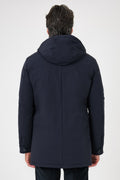 Vista posteriore del giaccone tecnico con cappuccio blu navy indossato