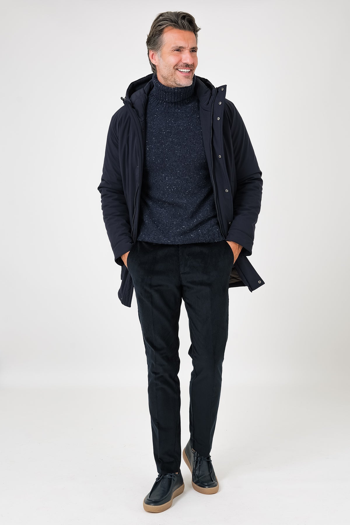 Giaccone tecnico con cappuccio blu navy indossato aperto, vista frontale a figura intera