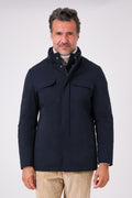 Giaccone tecnico blu navy con tasche sul petto indossato, vista frontale