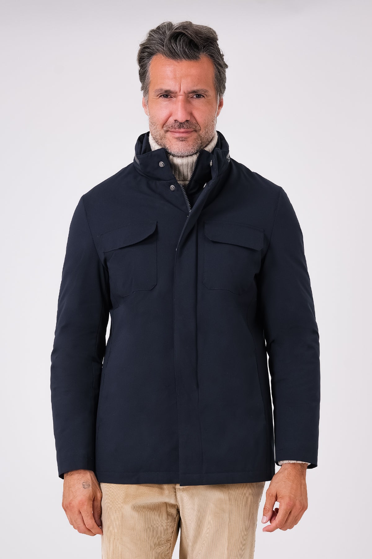 Giaccone tecnico blu navy con tasche sul petto indossato, vista frontale