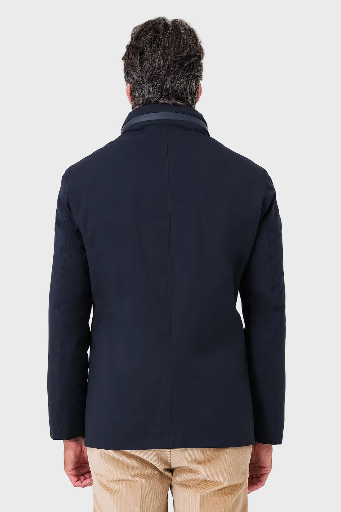 Giaccone tecnico blu navy con tasche sul petto indossato, vista frontale