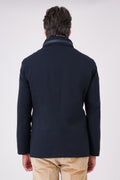 Vista posteriore del giaccone tecnico blu navy indossato