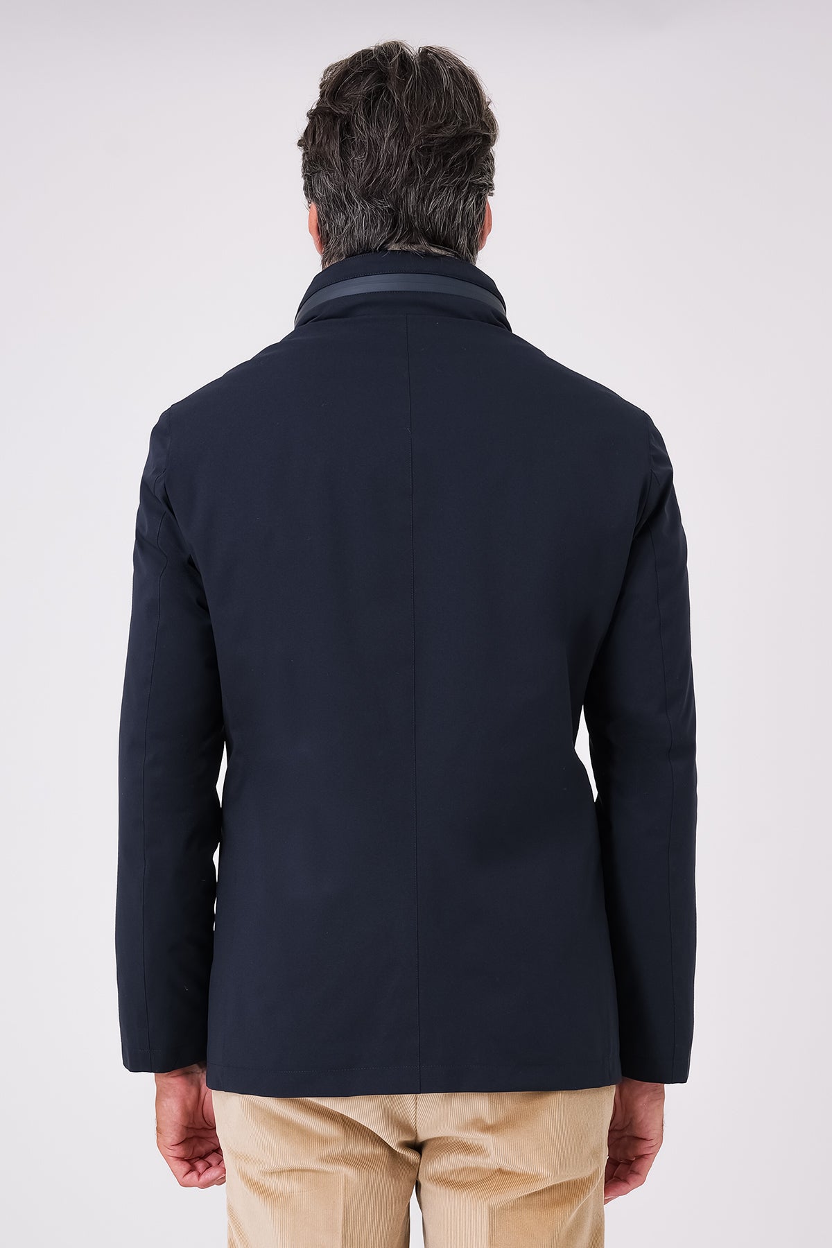 Vista posteriore del giaccone tecnico blu navy indossato