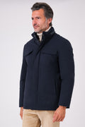 Giaccone tecnico blu navy indossato, vista frontale con tasche sul petto e collo alto