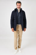 Giaccone tecnico trapuntato blu navy con tasche inclinate indossato, vista frontale