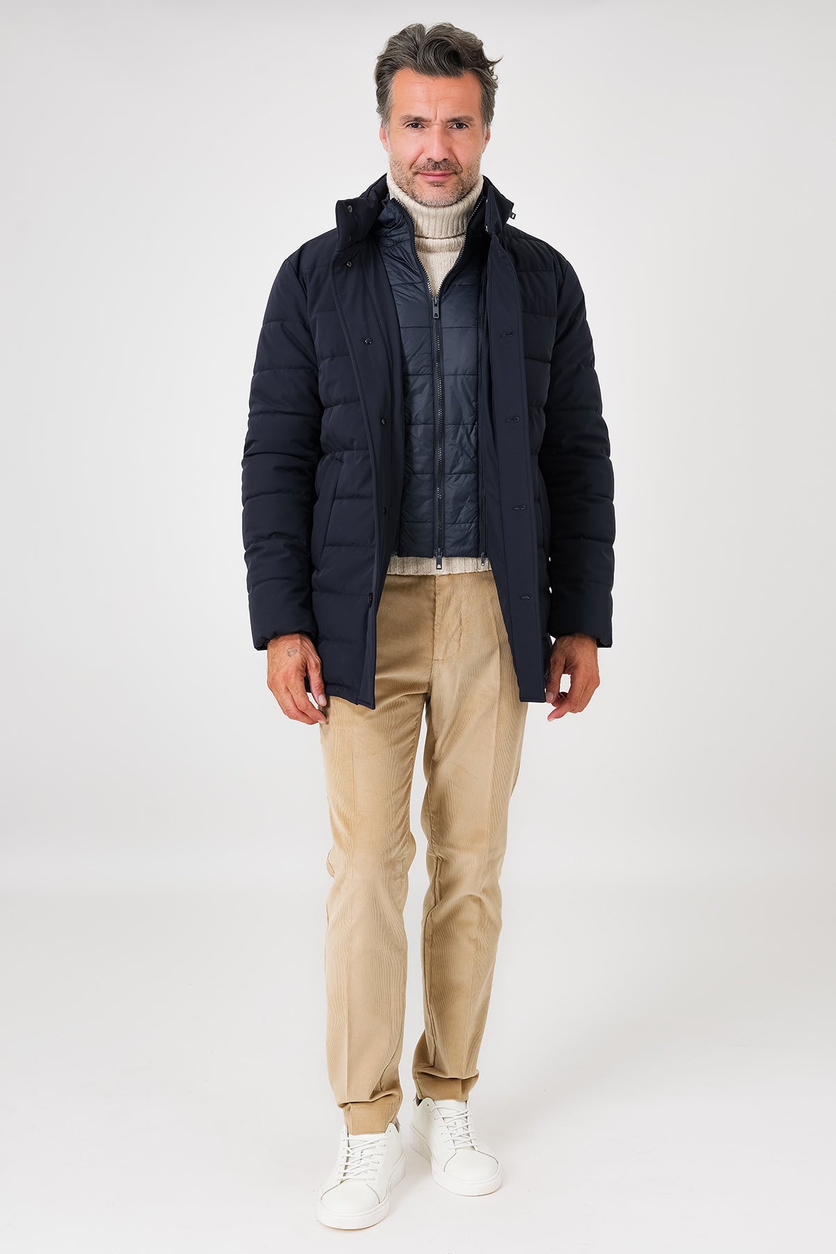 Giaccone tecnico trapuntato blu navy con tasche inclinate indossato, vista frontale