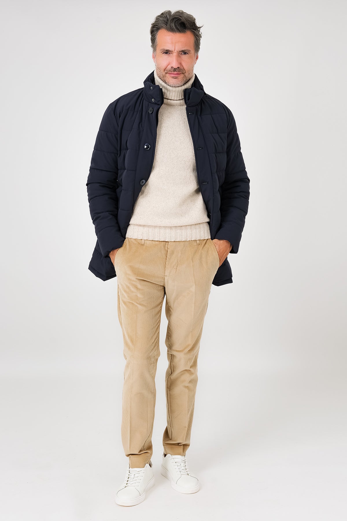 Giaccone tecnico trapuntato blu navy indossato aperto, vista frontale