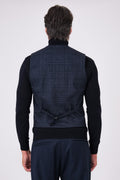 Retro del gilet blu in principe di galles indossato, con cinturino regolabile