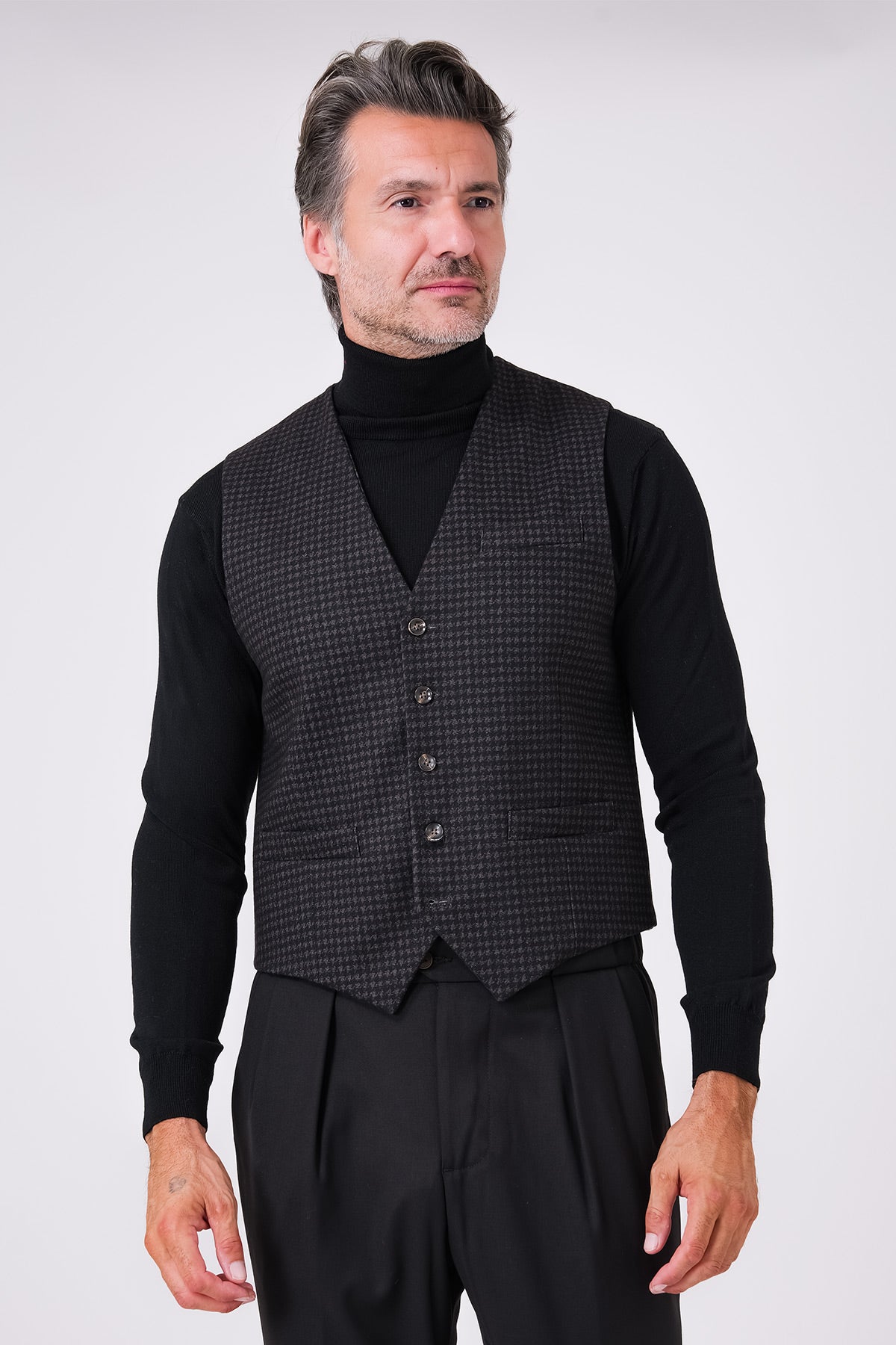 Gilet monopetto da uomo moro a cinque bottoni indossato, vista frontale