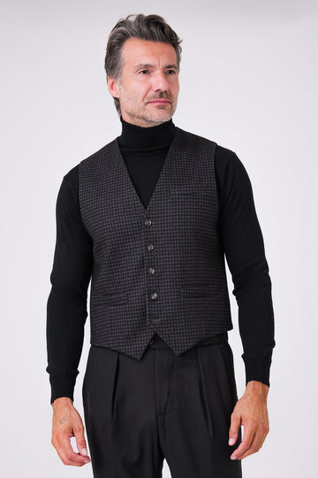 Gilet monopetto da uomo moro a cinque bottoni indossato, vista frontale