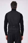 Vista posteriore del gilet da uomo moro con cinturino e fibbia regolabile sul retro, indossato