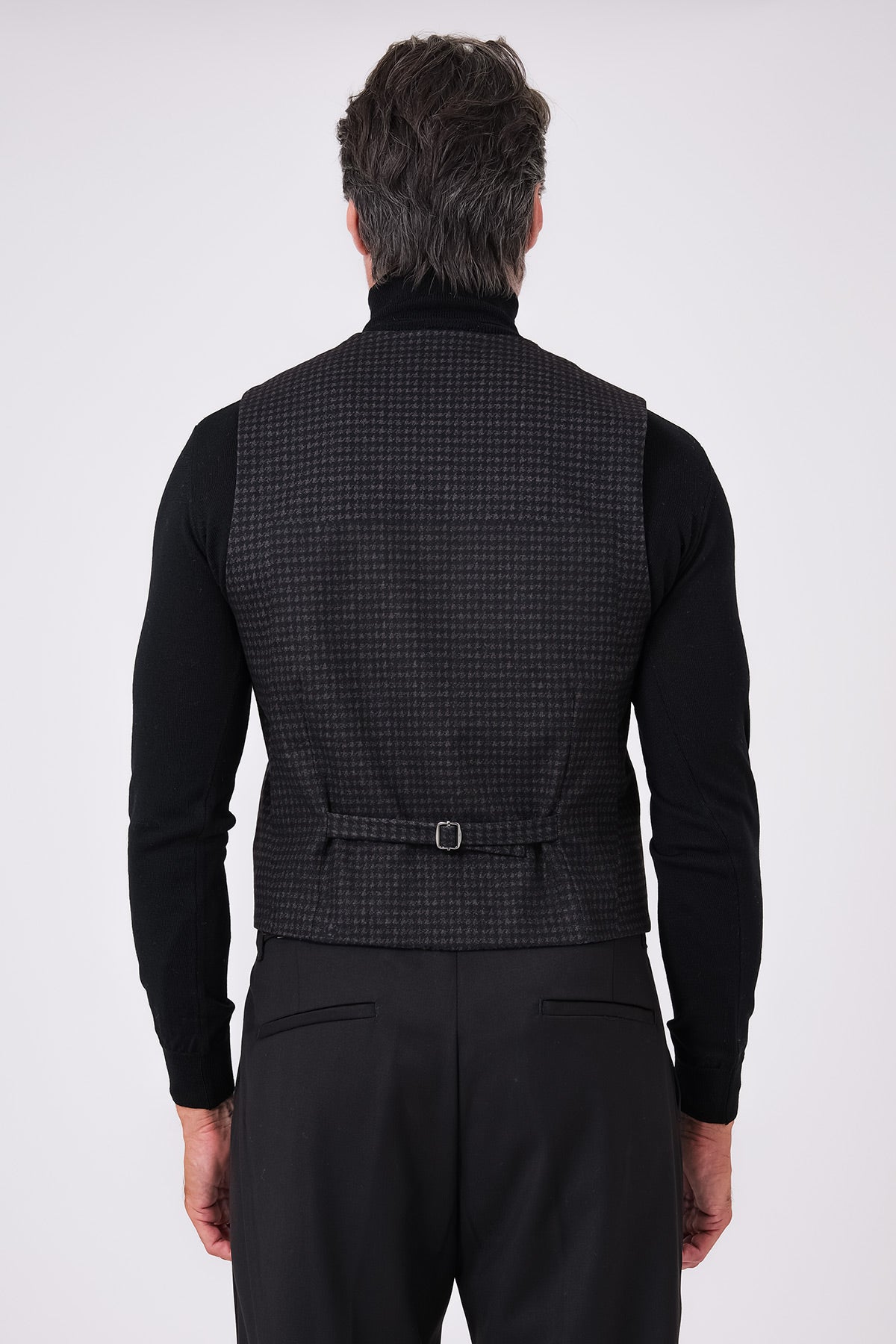 Vista posteriore del gilet da uomo moro con cinturino e fibbia regolabile sul retro, indossato