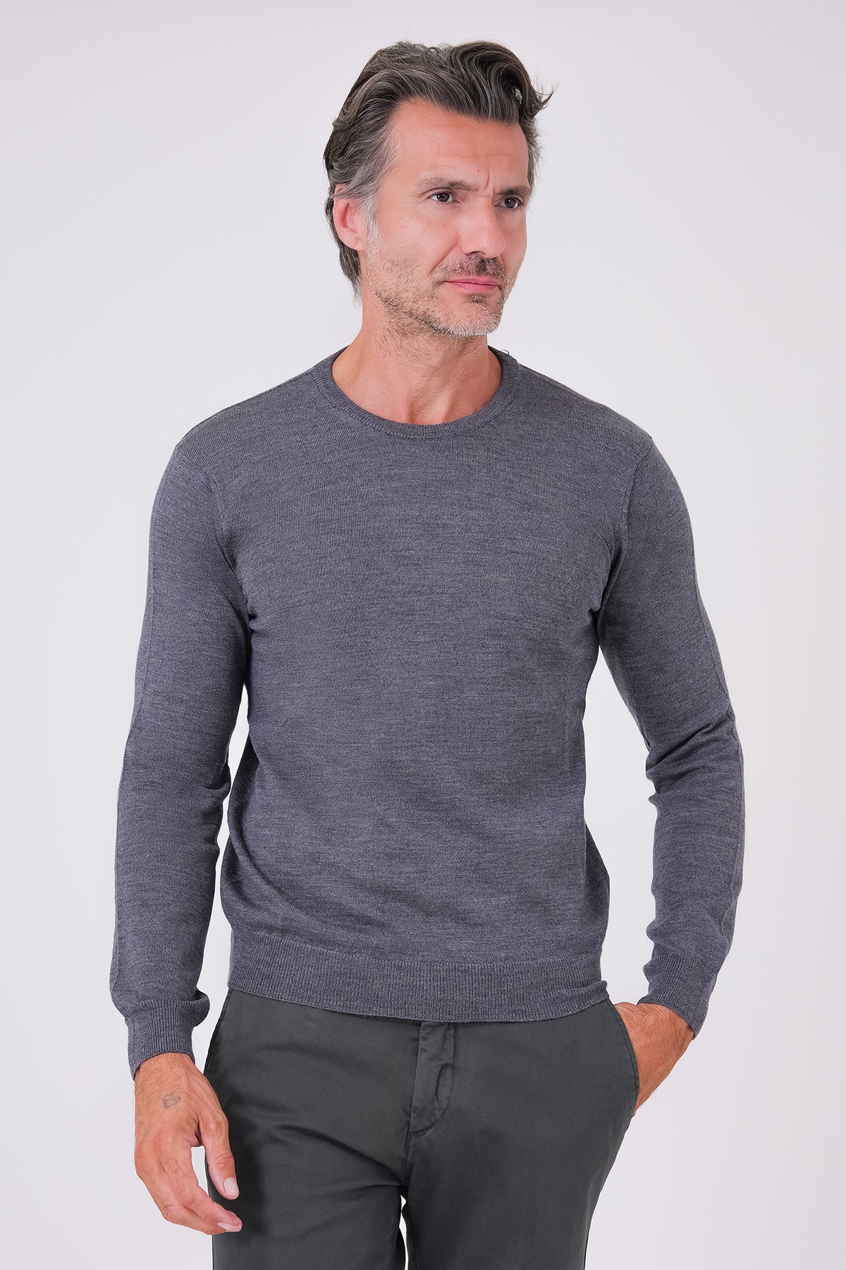 Maglia girocollo antracite in pura lana merinos indossata, vista frontale