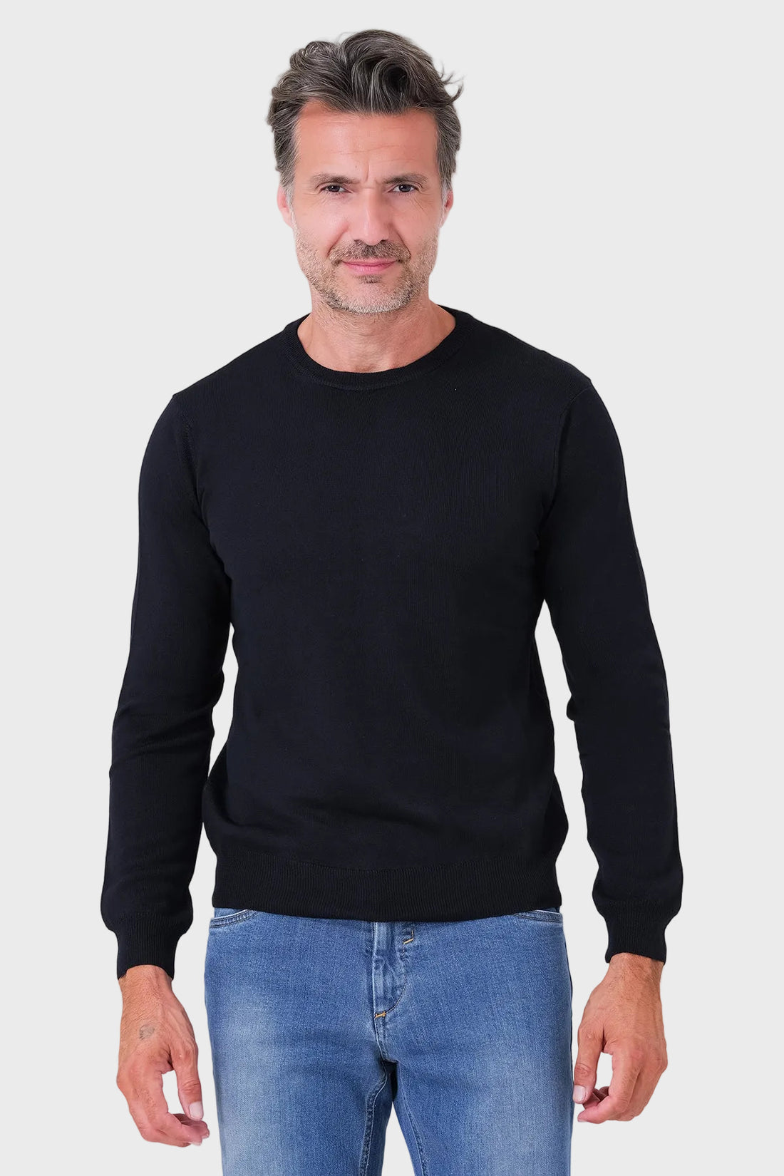 Girocollo a manica lunga blu navy in lana merinos indossato, vista frontale