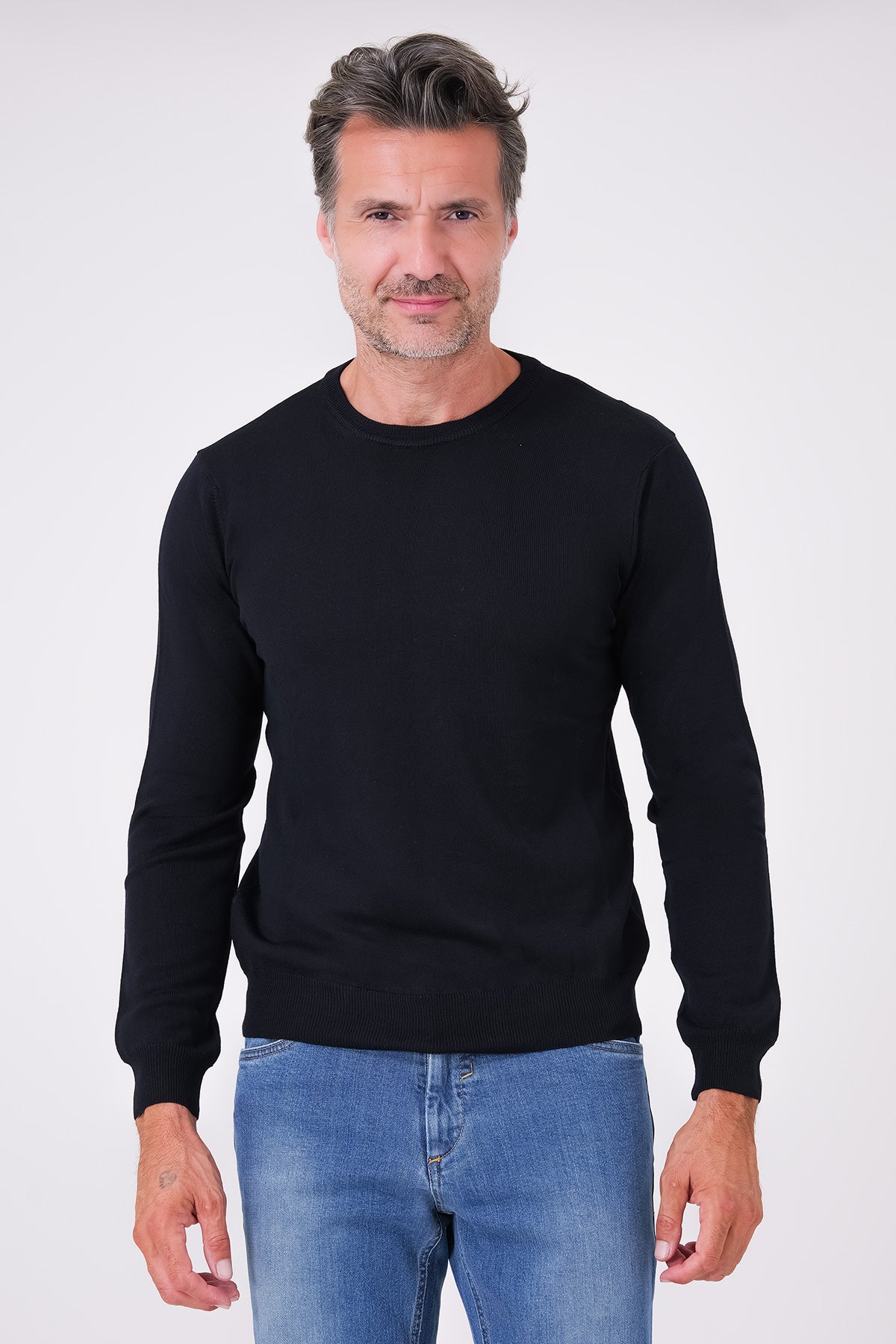 Girocollo a manica lunga blu navy in lana merinos indossato, vista frontale
