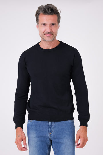 Girocollo a manica lunga blu navy in lana merinos indossato, vista frontale