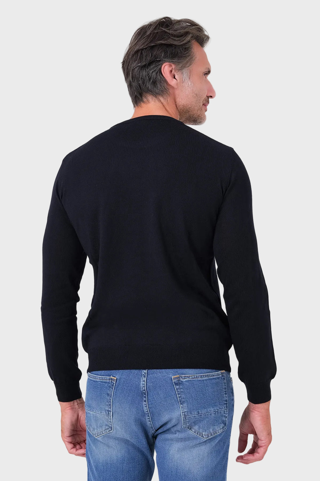 Girocollo a manica lunga blu navy in lana merinos indossato, vista frontale
