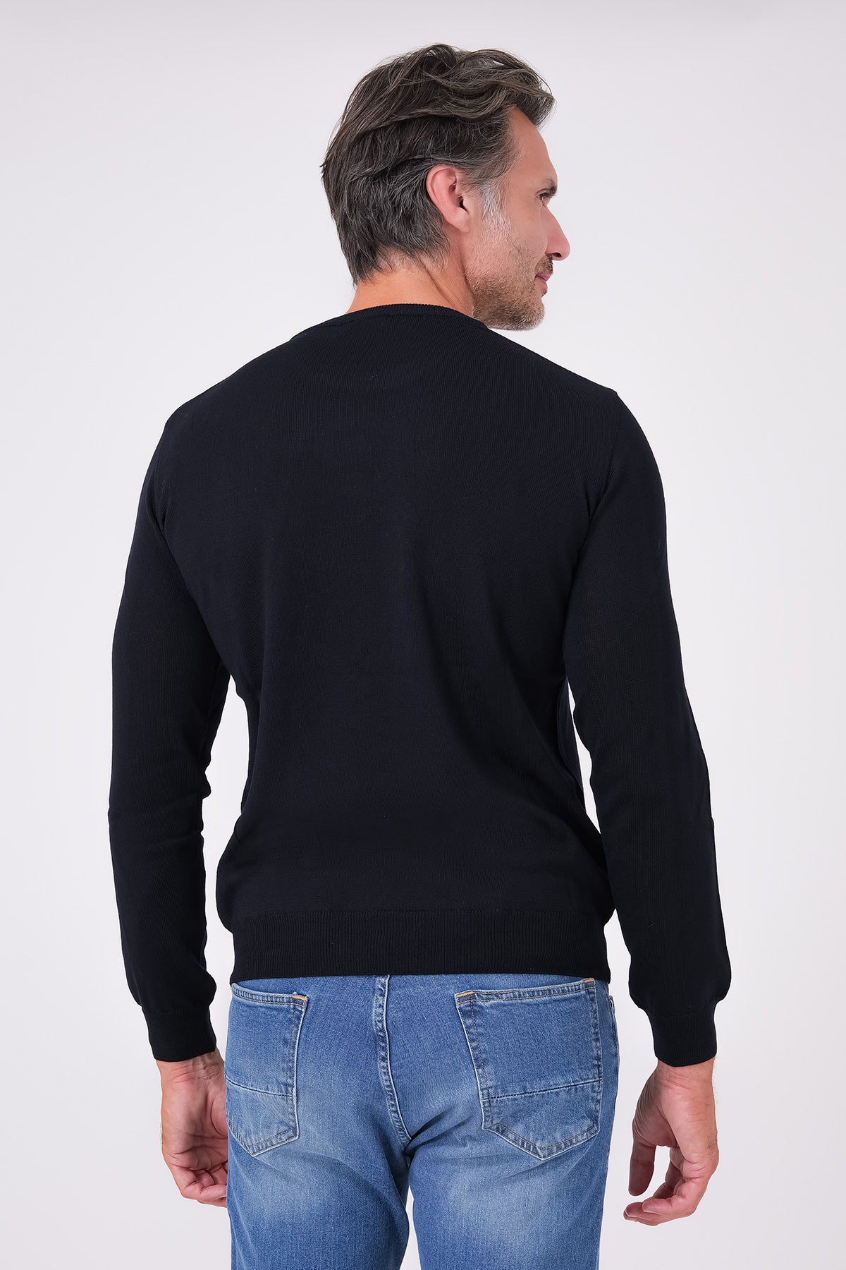 Retro del girocollo a manica lunga in lana merinos blu navy indossato