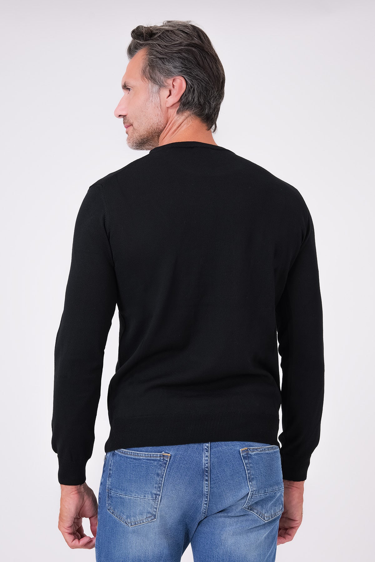 Retro della maglia girocollo nera a manica lunga in lana merinos indossata