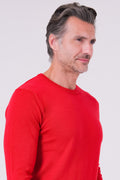 Maglia girocollo rossa in lana merinos indossata, vista laterale