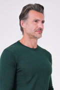 Maglia girocollo verde in lana merinos indossata, vista frontale ravvicinata