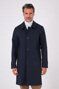 Vista frontale dell'impermeabile blu navy indossato, con collo a camicia e bottoni sul davanti